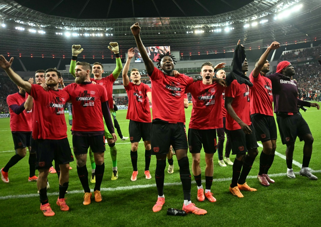 لاعبو باير ليفركوزن الالماني يحتفلون بالتأهل الى المباراة النهائية لمسابقة يوروبا ليغ في التاسع من أيار/مايو 2024 (ا ف ب)