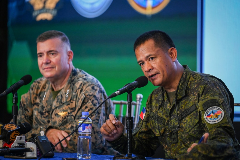مسؤولون عسكريون فلبينيون وأمريكيون يتحدثون في مؤتمر صحفي بعد الحفل الختامي لتدريبات باليكاتان العسكرية المشتركة بين الولايات المتحدة والفلبين في مدينة كويزون (أ ف ب)   