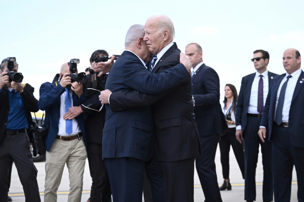 الرئيس الأميركي جو بايدن يعانق رئيس الوزراء الإسرائيلي بنامين نتانياهو في مطار بن غوريون في 18 تشرين الأول/أكتوبر 2023 (أ ف ب)   