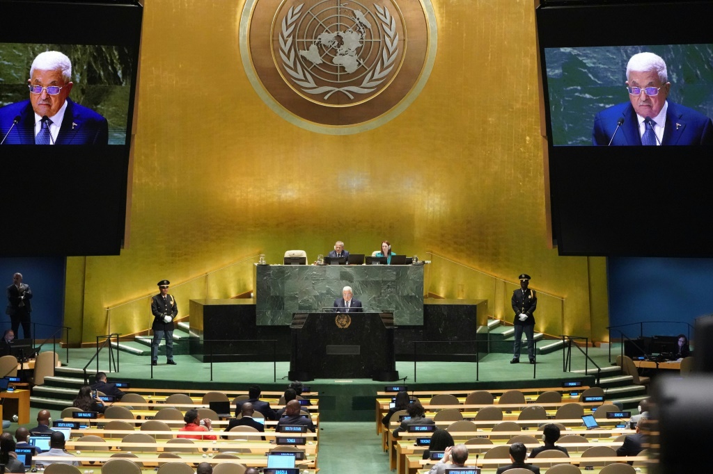 الرئيس الفلسطيني محمود عباس يلقي كلمة أمام الدورة الثامنة والسبعين للجمعية العامة للأمم المتحدة في سبتمبر 2023  (ا ف ب)