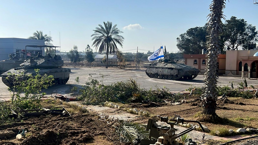 سيطرت الدبابات الإسرائيلية على الجانب الفلسطيني من معبر رفح بين مصر وغزة وأغلقته، اليوم الثلاثاء، مما أدى إلى وقف جميع إمدادات الوقود إلى القطاع المحاصر. (ا ف ب)   