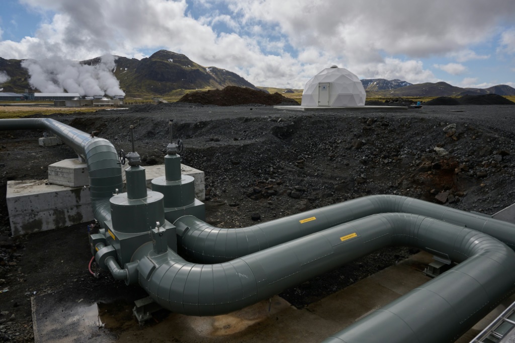 كشفت شركة سويسرية ناشئة يوم الأربعاء عن ثاني مصنع لها في أيسلندا يمتص ثاني أكسيد الكربون من الهواء ويخزنه تحت الأرض (أ ف ب)   