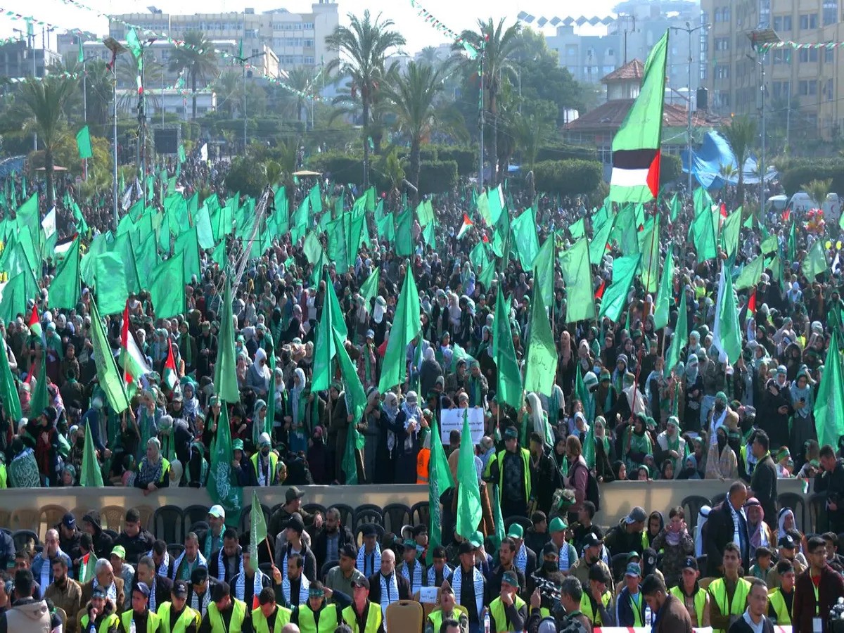 الاف الفلسطينيين يحيون ذكرى انطلاقة حركة حماس الـ 35 في قطاع غزة (سبوتنيك)