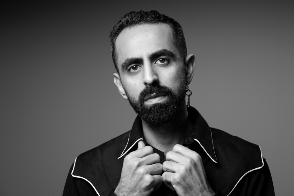 المغني الفلسطيني بشار مراد خلال جلسة تصوير في باريس في التاسع من أيار/مايو 2024 (ا ف ب)