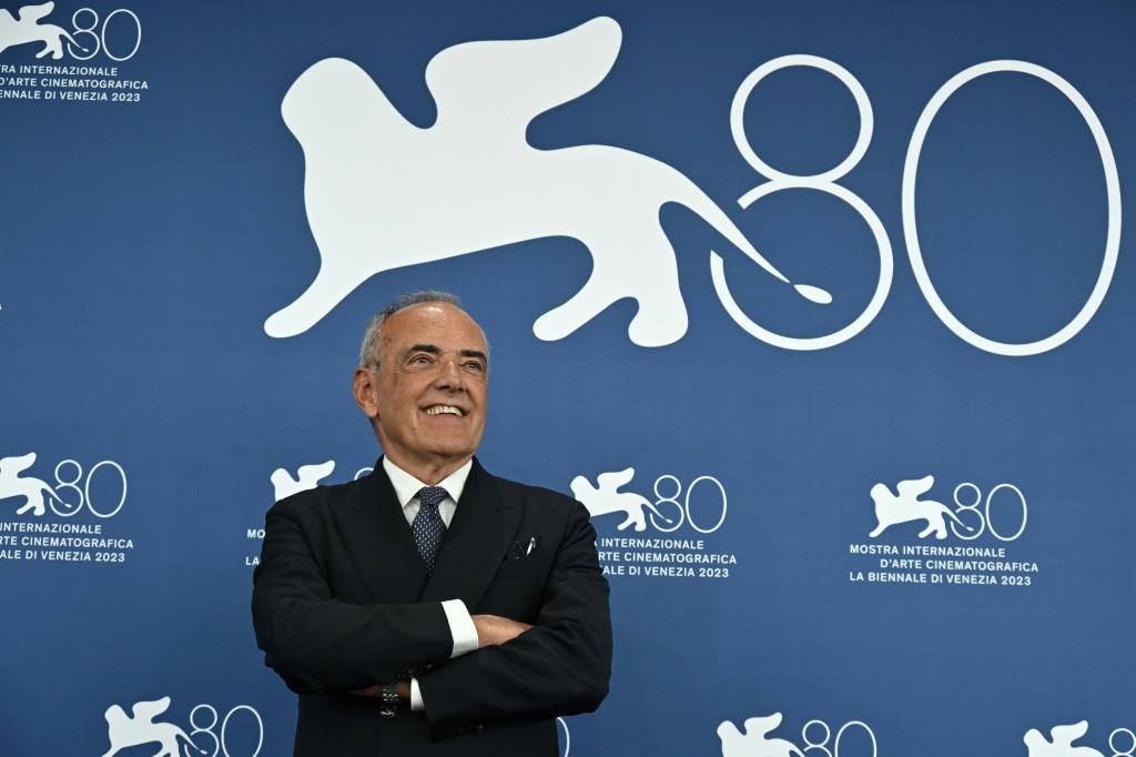 صورة التقطت في 30 آب/أغسطس 2023 للمدير الفني للدورة الثمانين من مهرجان البندقية السينمائي ألبرتو باربيرا خلال افتتاحها (ا ف ب)