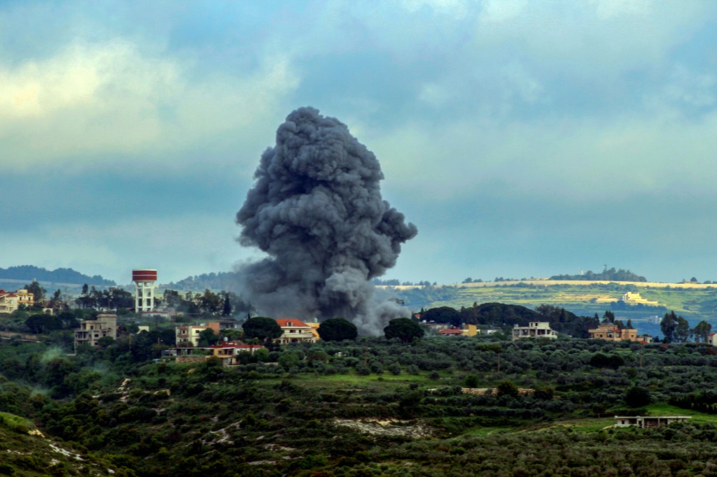 أمس الجمعة، قتل شخصان وأصيب آخرون في غارة إسرائيلية على بلدة طير حرفا جنوب لبنان (أ ف ب)
