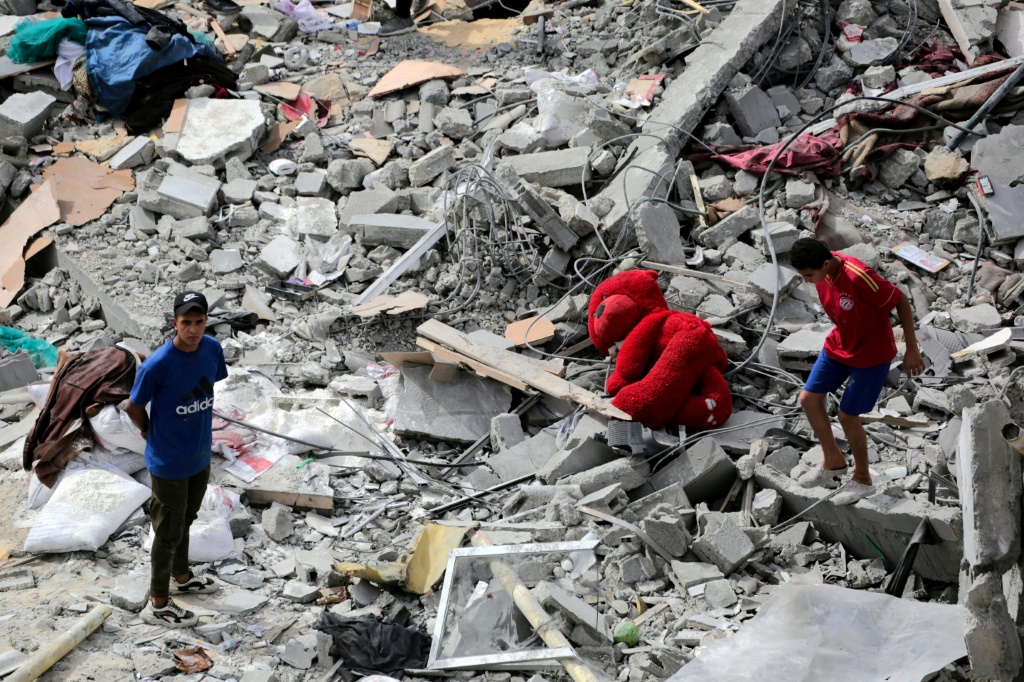 وقتل ما لا يقل عن 21 شخصا خلال غارات على وسط غزة (ا ف ب)