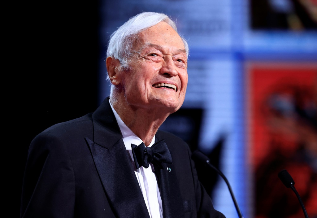 المخرج والمنتج السينمائي الأميركي روجر كورمان خلال مهرجان كان السينمائي في مدينة كان بجنوب فرنسا في 27 أيار/مايو 2023 (ا ف ب)