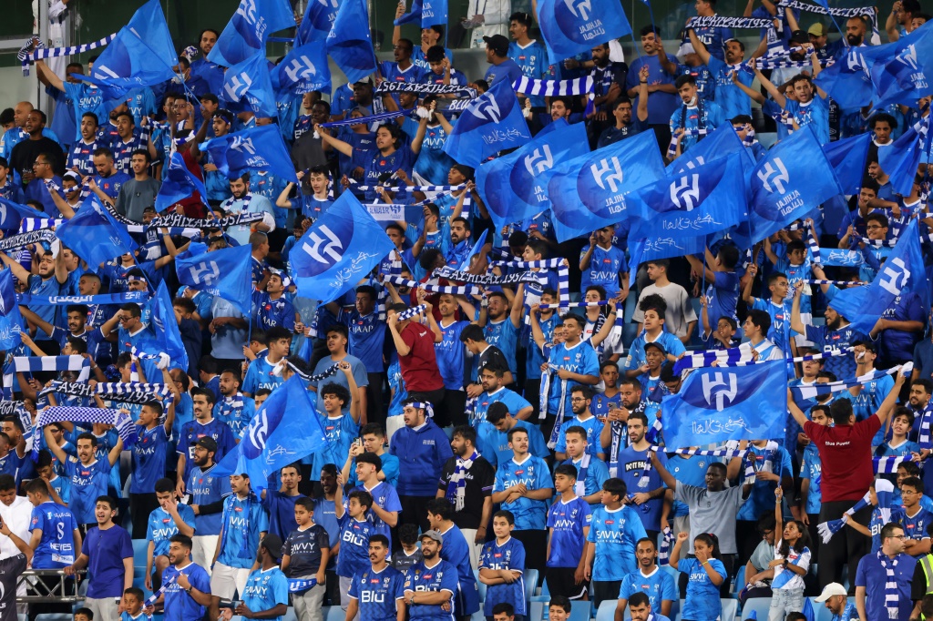 جماهير الهلال تحتفل بفوز فريقها بلقب الدوري السعودي لكرة القدم بعد الانتصار على الحزم 4-1 في المرحلة الحادية والثلاثين في 11 أيار/مايو 2024 (ا ف ب)