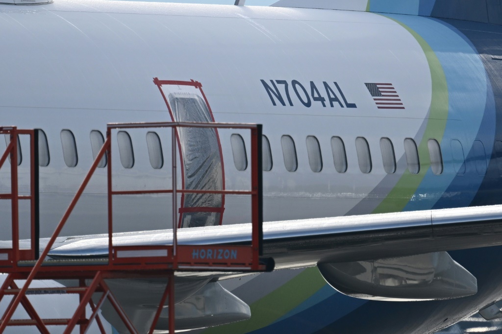 فقدت هذه الطائرة من طراز Boeing 737 MAX 9 التابعة لشركة Alaska Airlines لوحة جانبية أثناء رحلة في 5 يناير 2024 (ا ف ب)