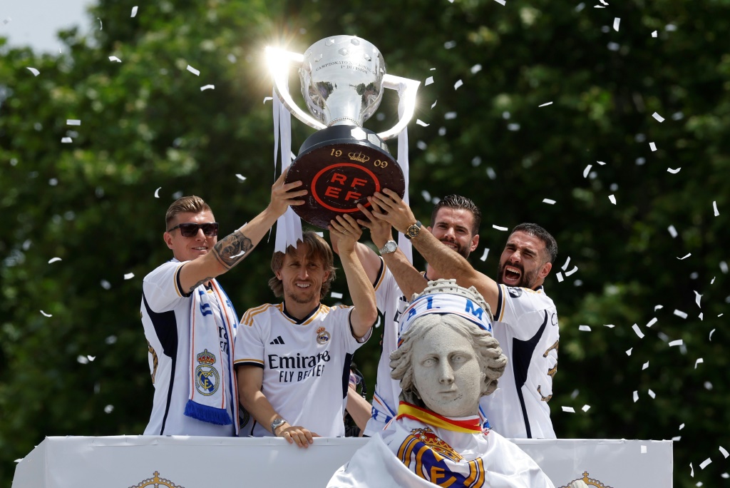 لاعبو ريال مدريد يحتفلون بلقب الدوري الاسباني لكرة القدم في شوارع العاصمة في 12 ايار/مايو 2024 (ا ف ب)