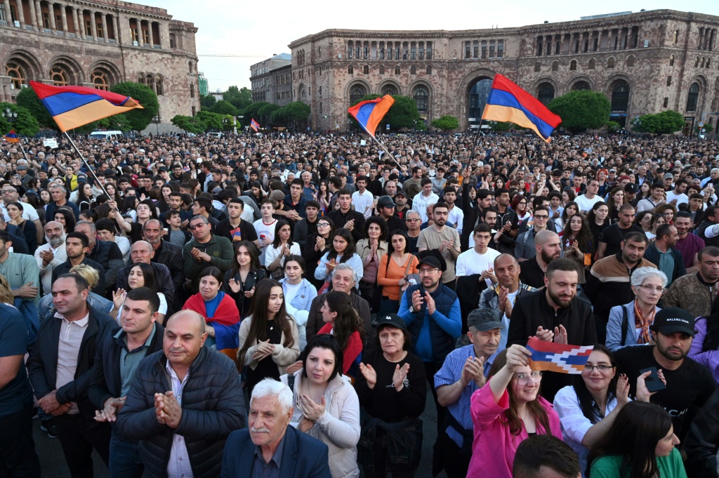 متظاهرون في ساحة الجمهورية في يريفان احتجاجا على نقل أراضِ الى أذربيجان في 12 أيار/مايو 2024 (ا ف ب)