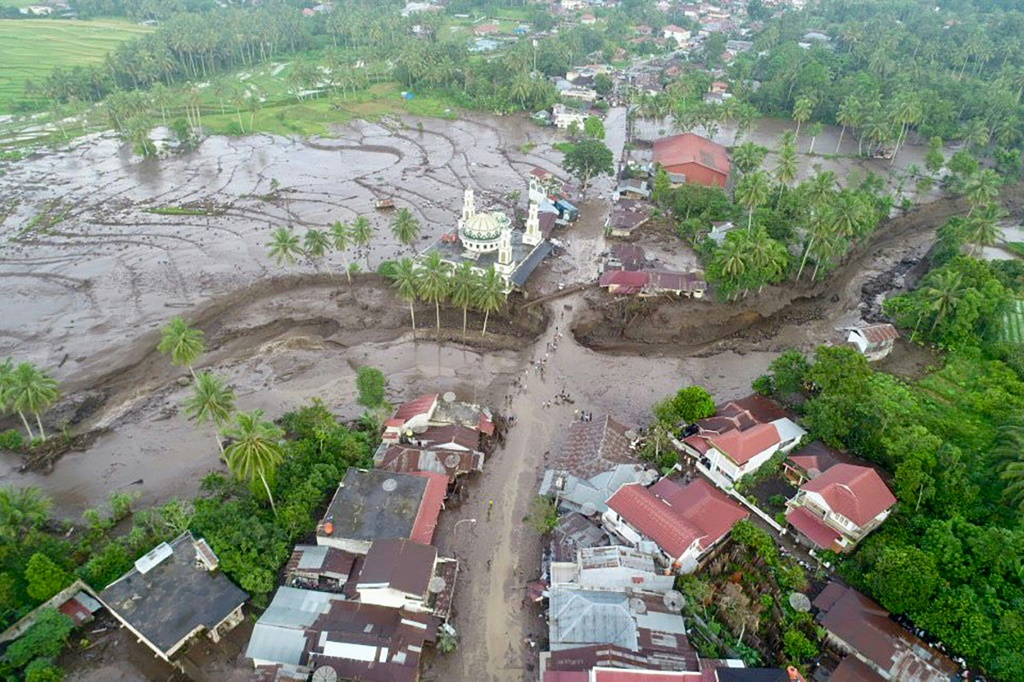 وأدت الفيضانات في تاناه داتار ومنطقة أخرى في غرب سومطرة إلى مقتل ما لا يقل عن 41 شخصا (ا ف ب)