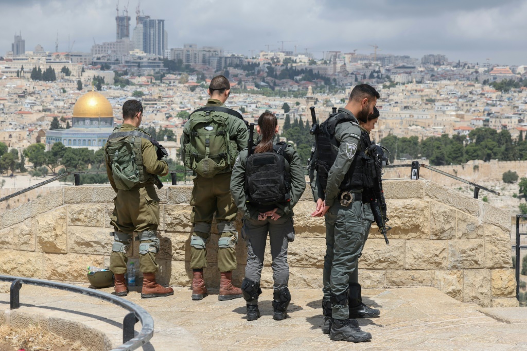 جنود إسرائيليون يتجمعون على جبل الزيتون، المطل على مدينة القدس القديمة، في يوم الذكرى الإسرائيلي للجنود الذين سقطوا (ا ف ب)