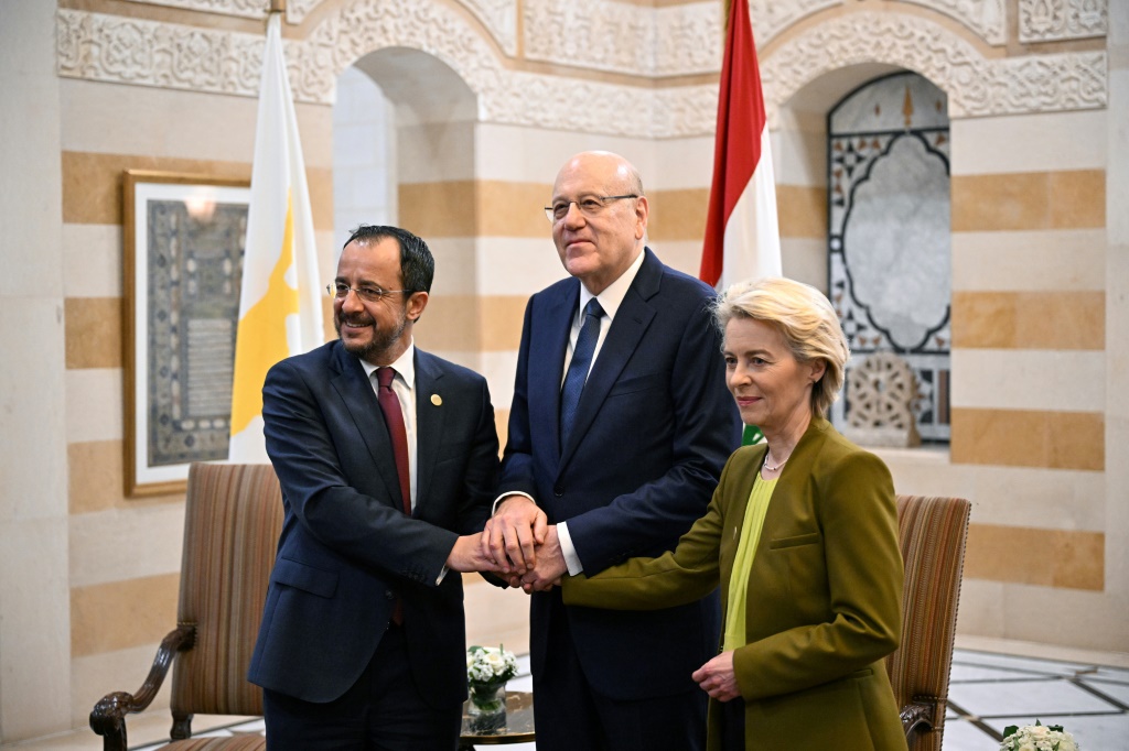 رئيس الحكومة اللبناني نجيب ميقاتي (وسط) مع رئيسة المفوضية الأوروبية أورسولا فون دير لايين والرئيس القبرصي نيكوس خريستودوليديس في مقر الحكومة اللبنانية في بيروت في الثاني من أيار/مايو 2024 (ا ف ب)