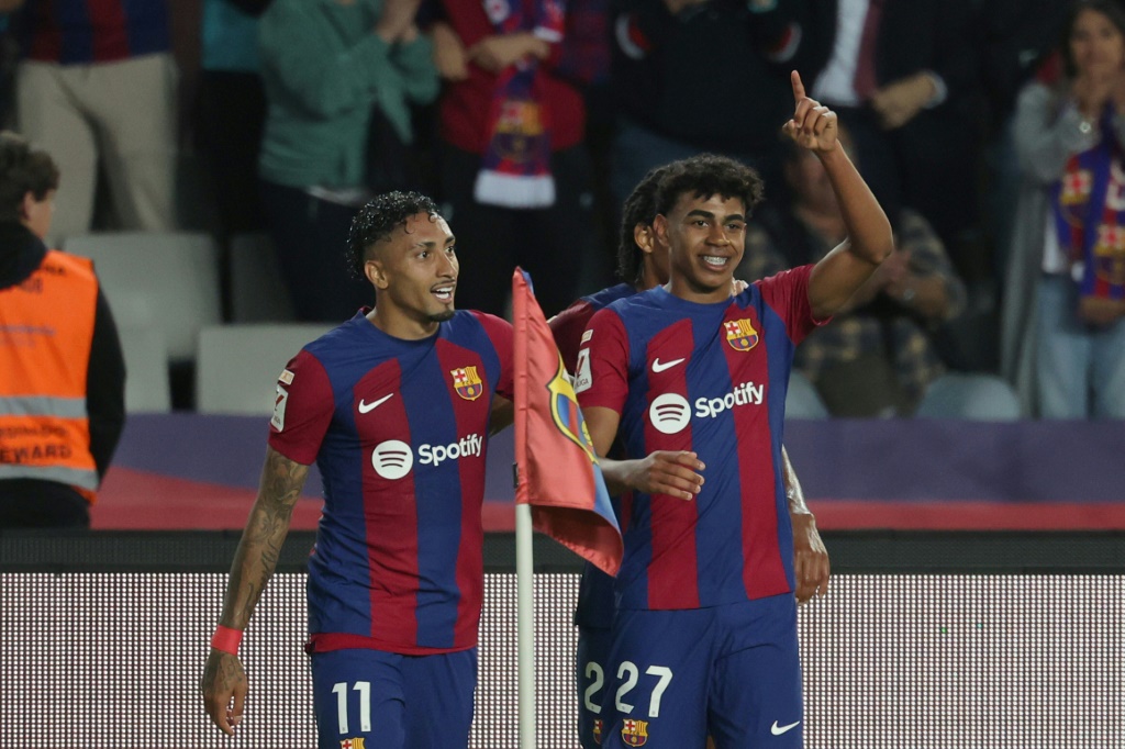 مهاجم برشلونة لامين جمال (يمين) والبرازيلي رافينيا يحتفلان بهز شباك ريال سوسييداد (2-0) في الدوري الاسباني في برشلونة في 13 أيار/مايو 2024 (ا ف ب)