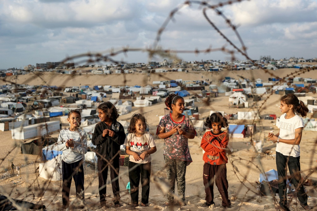 صورة مؤرخة في 30 نيسان/أبريل 2024 لأطفال في رفح (أ ف ب)   