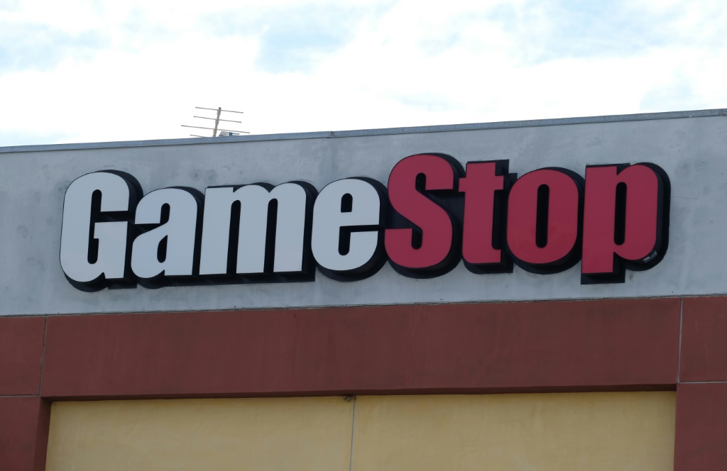 الأسهم في GameStop، الشركة التي تقع في قلب ظاهرة "الأسهم الميمية" لعام 2021، ترتفع مرة أخرى (أ ف ب)   