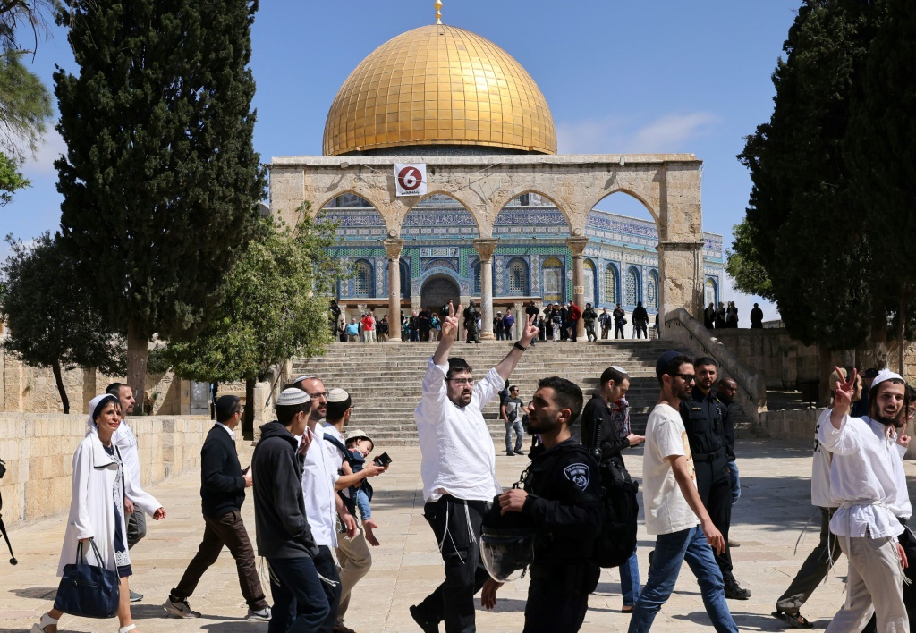 ذكرت دائرة الأوقاف الإسلامية بالقدس في بيان، أن 526 مستوطنا اقتحموا المسجد الأقصى اليوم، منهم 423 اقتحموه صباحا، و103 آخرين اقتحموه في فترة ما بعد الظهيرة (أ ف ب)