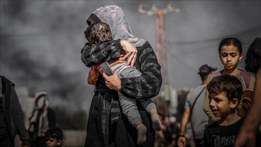 أم فلسطينية تحتضن طفلها في غزة لتحميه من القصف الاسرائيلي- الأناضول
