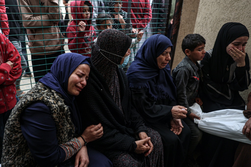 فلسطينيات يبكين قرب جثمان طفل قتل في قصف إسرائيلي ليلا في المستشفى الأوروبي بخان يونس جنوب قطاع غزة في 29 آذار/مارس 2024 (ا ف ب)