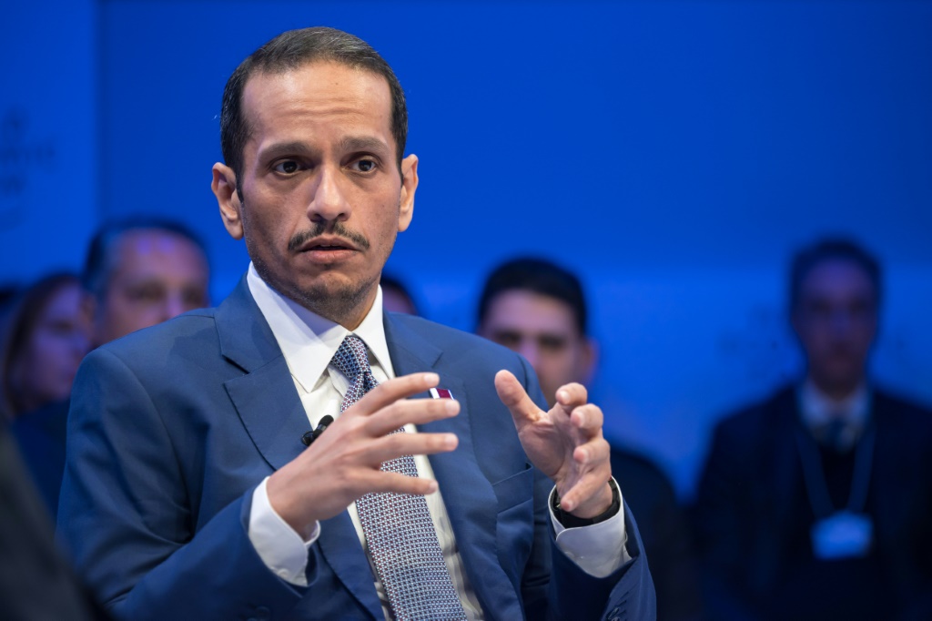 رئيس مجلس الوزراء ووزير الخارجية القطري الشيخ محمد بن عبد الرحمن آل ثاني يتحدث خلال المنتدى الاقتصادي العالمي في دافوس في 16 كانون الثاني يناير 2024 (ا ف ب)