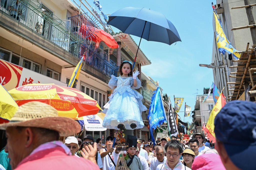 فتاة تشارك في موكب "بيو سيك" خلال مهرجان بون السنوي في هونغ كونغ في 15 مايو 2024 (ا ف ب)