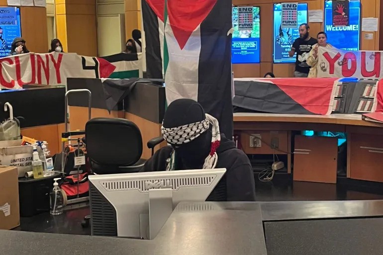 الطلاب رفعوا أعلام فلسطين في مكتبة بجامعة كوني بمدينة نيويورك (مواقع التواصل)