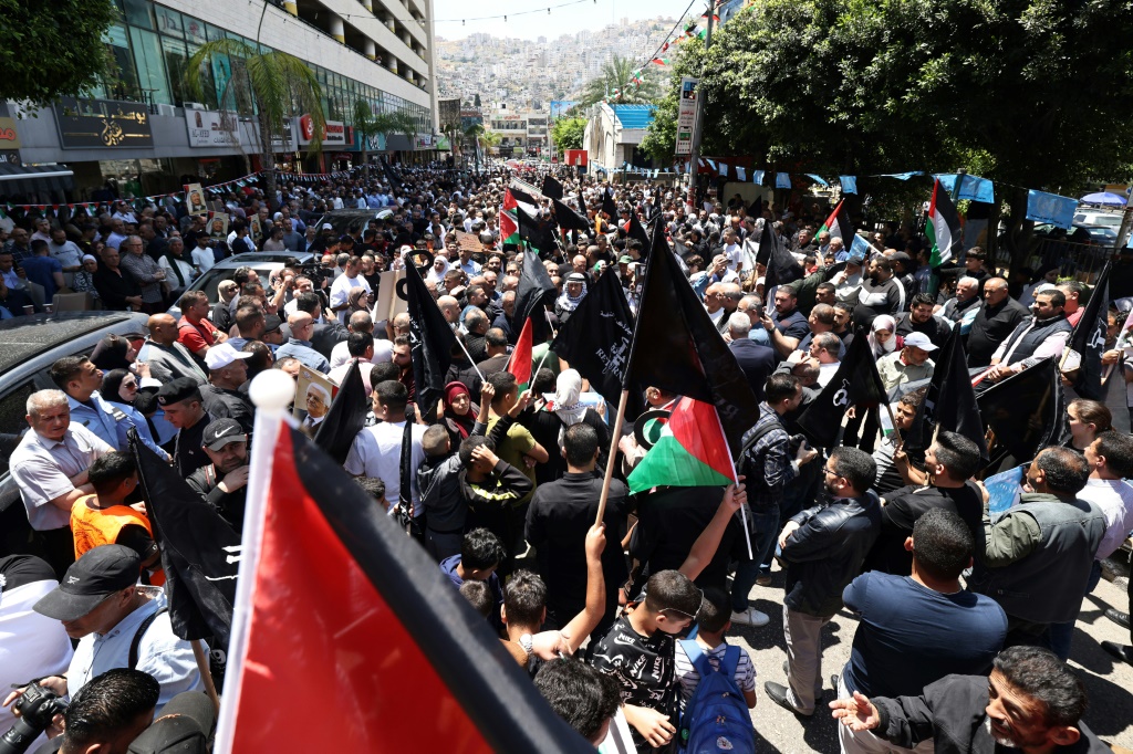 م فلسطينيون خلال مسيرة أقيمت في مدينة نابلس شمال الضفة الغربية في 15 أيار/مايو، 2024 لإحياء ذكرى النكبة (ا ف ب)
