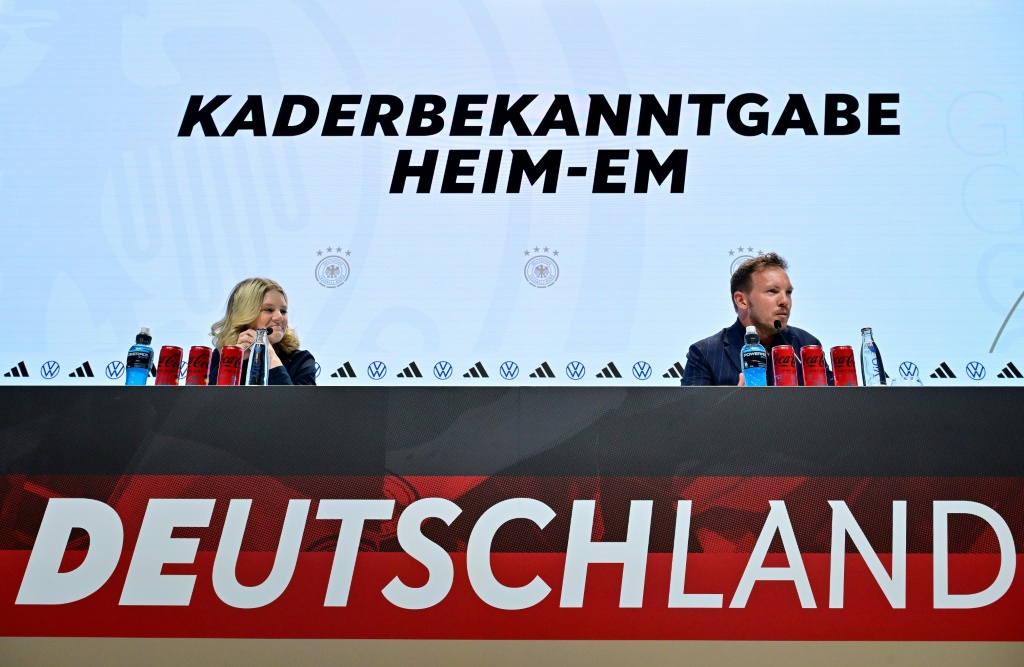 أعلن ناغلسمان (يمين) تشكيلة من 27 لاعباً ستتقلّص إلى 26 لخوض كأس أوروبا 2024 (ا ف ب)