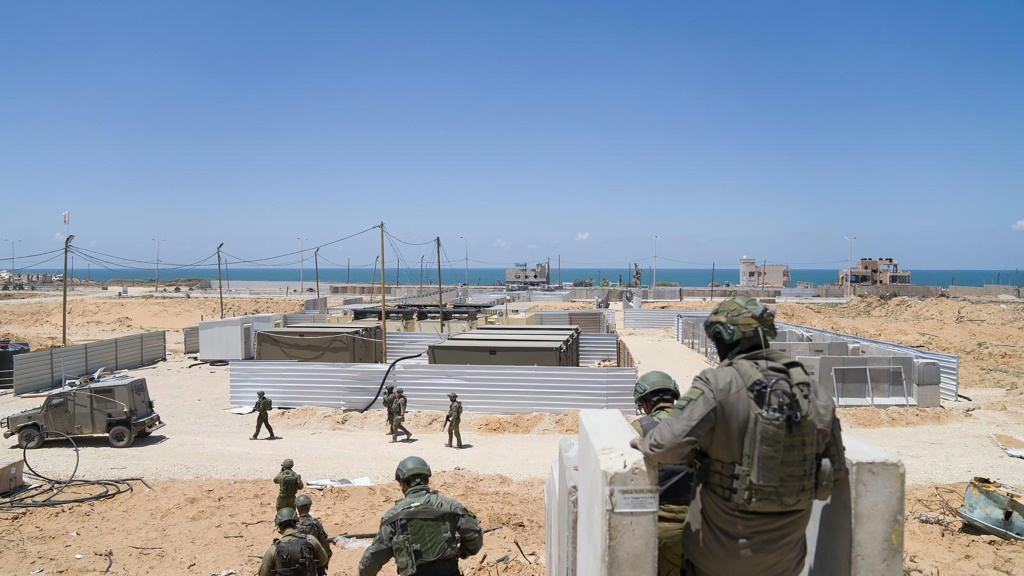 صورة وزعها الجيش الإسرائيلي في 16 أيار/مايو 2024 تظهر عدداً من جنوده خلال عملية ربط الميناء العائم الأميركي بشاطئ غزة (ا ف ب)