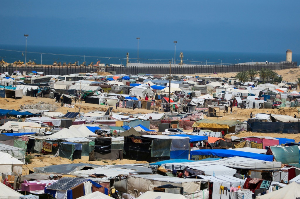 نازحون فلسطينيون في منطقة المواصي بجنوب قطاع غزة في 9 أيار/مايو 2024 (ا ف ب)