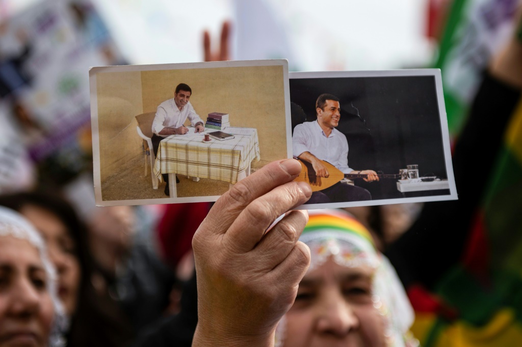 أصدرت محكمة تركية حكما بالسجن 42 عاما على الزعيم السابق لحزب الشعوب الديمقراطي المؤيد للأكراد، صلاح الدين دمرداش، لدوره المزعوم في الاحتجاجات الدامية عام 2014 (ا ف ب)