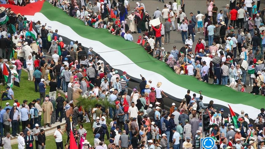 ردد المحتجون خلال المظاهرات عدة شعارات بينها "الشعب يريد تحرير فلسطين"، و"كلنا فداء غزة الصامدة"، و"تحية مغربية لفلسطين الأبية (أ ف ب)