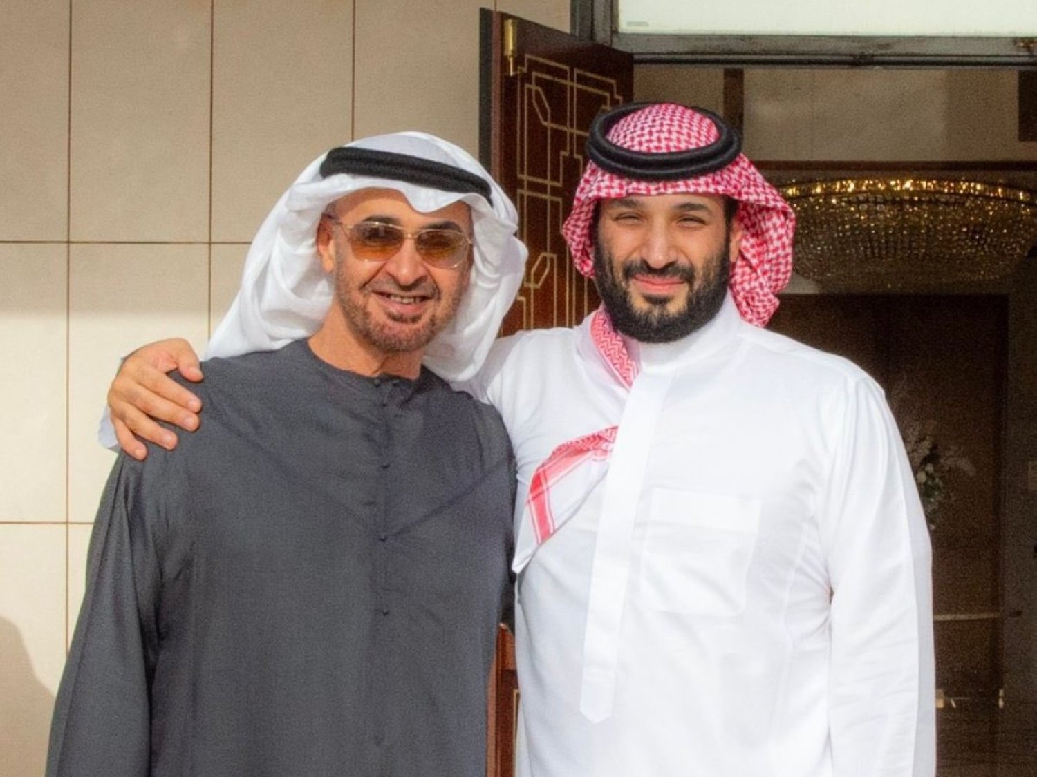 الأمير محمد بن سلمان لدى لقائه الشيخ محمد بن زايد في قصر العزيزية بالخُبر (حساب بدر العساكر على إكس)
