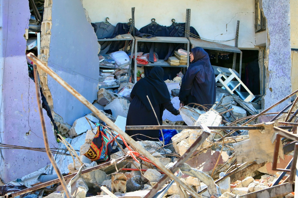 سيدتان تتفقدان الدمار في بلدة ميس الجبل بجنوب لبنان في صورة مؤرخة 15 أيار/مايو 2024 (أ ف ب)   