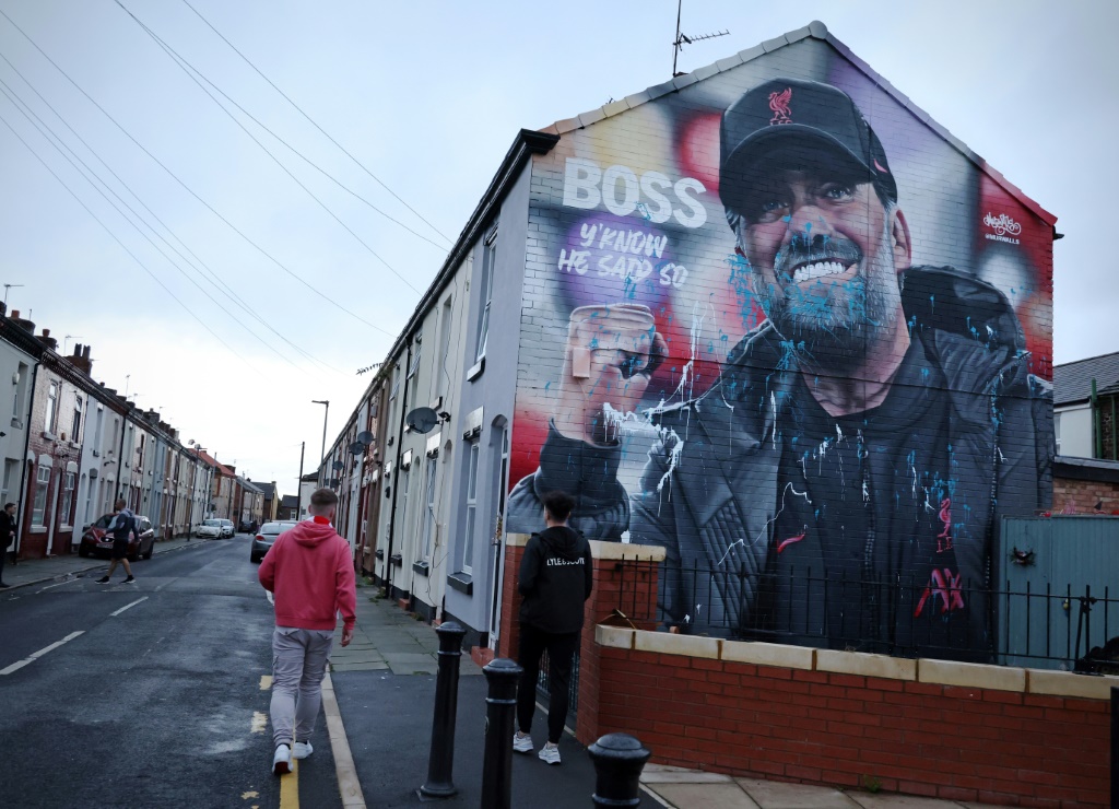  جدارية للألماني يورغن كلوب على حائط منزل قريب من ملعب أنفيلد، قبل مواجهة فريقه ليفربول الإنكليزي لرينجرز الاسكتلندي ضمن دوري أبطال أوروبا لكرة القدم، في 4 تشرين الأوّل/أكتوبر 2022 (ا ف ب)