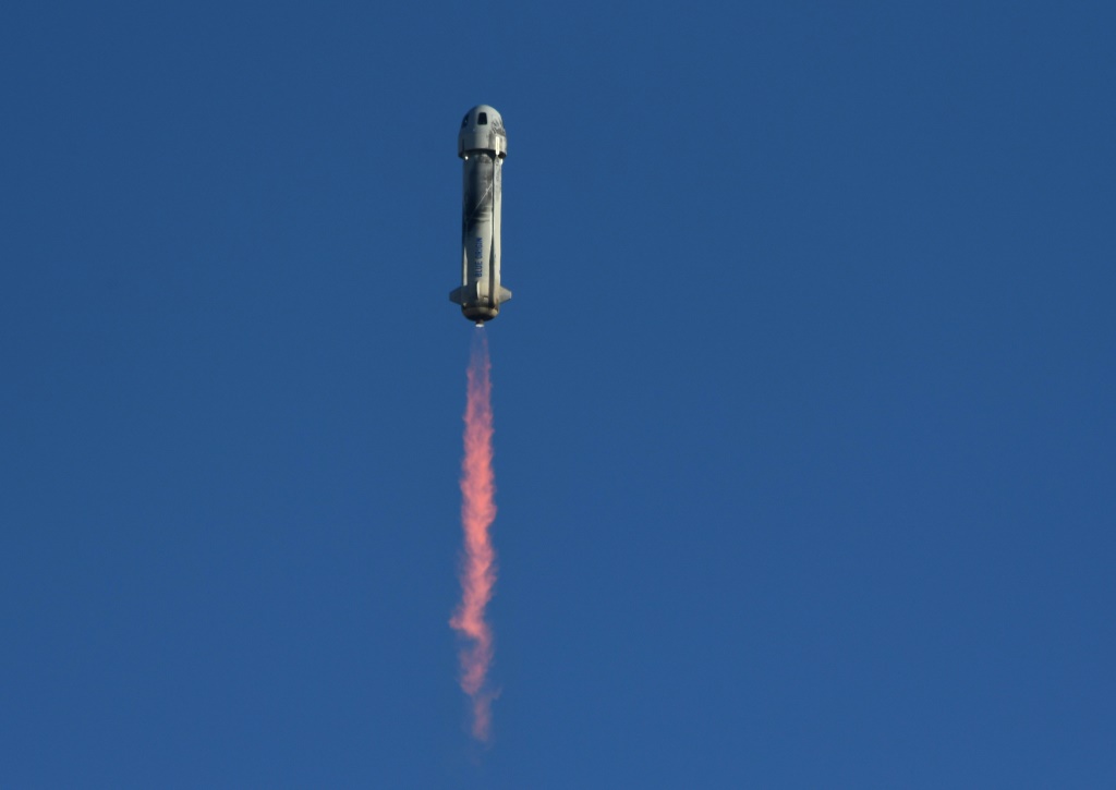 Mission NS-25 هي الرحلة البشرية السابعة للشركة التي يملكها وأسسها ملياردير أمازون جيف بيزوس (ا ف ب)