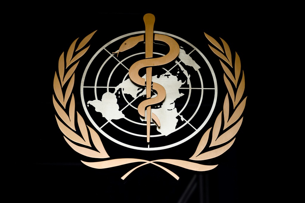 صورة التقطت في 9 آذار/مارس 20202 لشعار منظمة الصحة العالمية عند مدخل مقرها في جنيف (ا ف ب)