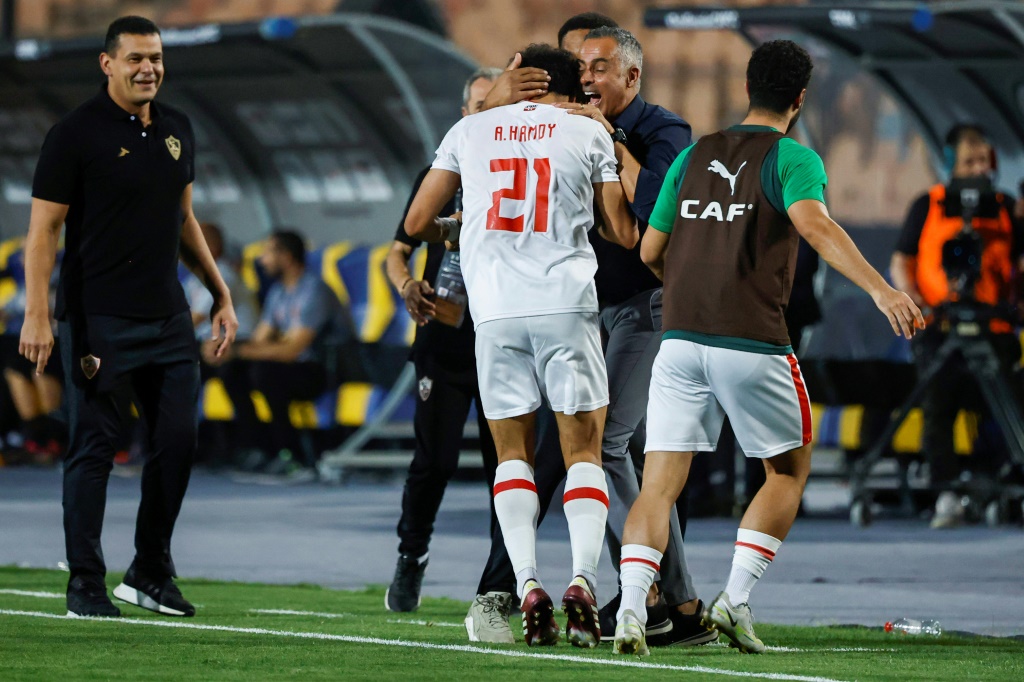 مهاجم الزمالك المصري احمد فتحي يحتفل بهدف الفوز في مرمى نهضة بركان المغربي في اياب الدور النهائي لمسابقة كأس الاتحاد الافريقي في القاهرة في 19 أيار/مايو 2024 (ا ف ب)