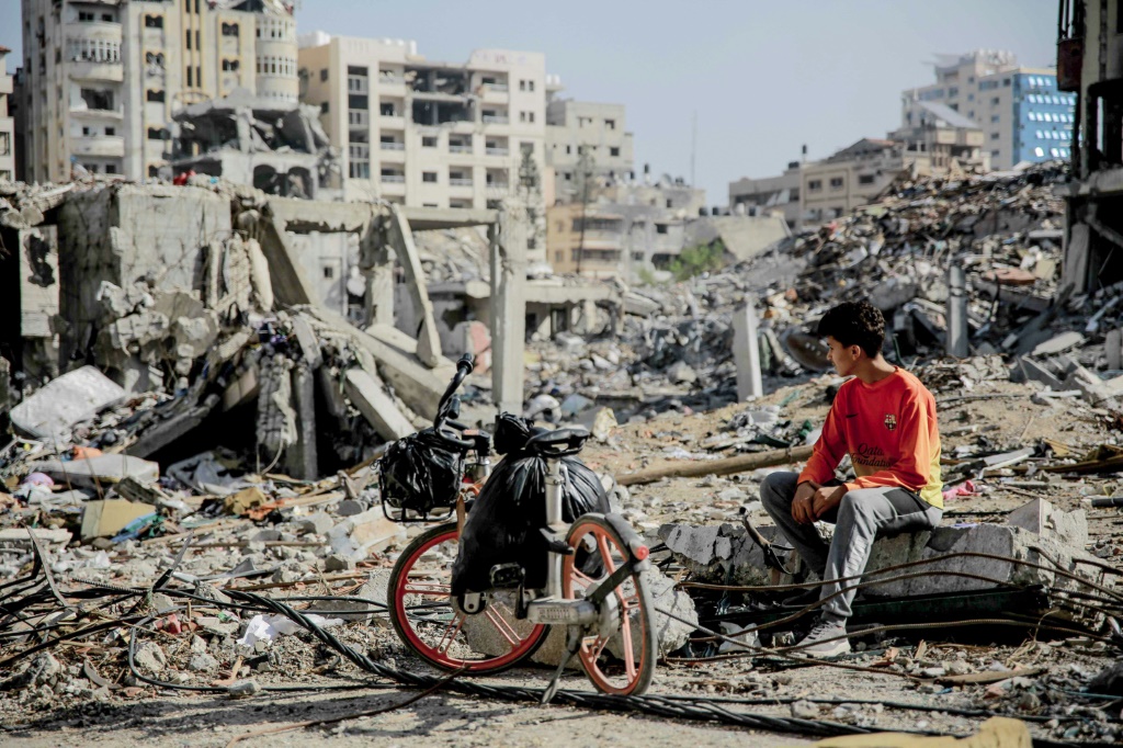 قال مسؤول رفيع المستوى في السلطة الفلسطينية لصحيفة "هآرتس" إن رام الله تدرك أن تطبيق نموذج النظام القائم في الضفة الغربية على غزة لن يُكتب له النجاح (أ ف ب)