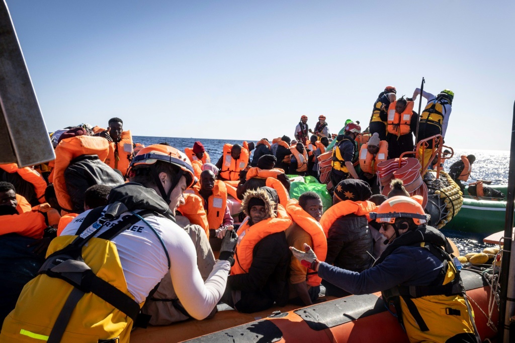 تقول منظمة SOS Mediterranee أنه تم إنقاذ حوالي 10000 شخص من قبل سفينة Ocean Viking في البحر الأبيض المتوسط ​​منذ عام 2019 (أ ف ب)   