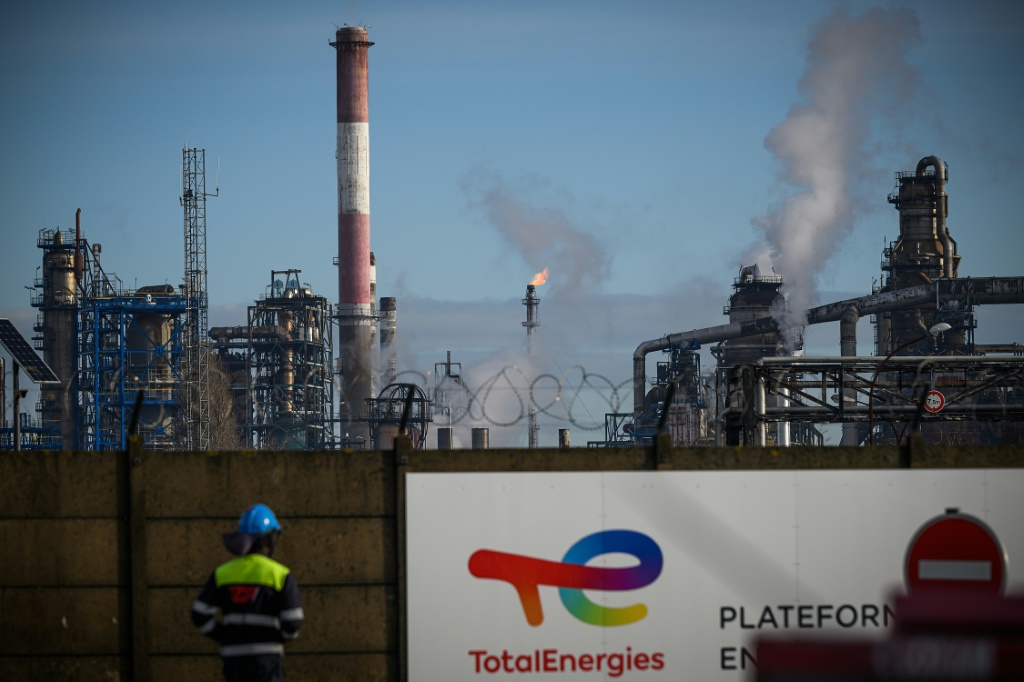 وتتهم المنظمات غير الحكومية شركة TotalEnergies بـ "تعريض حياة الآخرين للخطر عمداً، والقتل غير العمد، وإهمال معالجة الكوارث، والإضرار بالتنوع البيولوجي". (أ ف ب)   