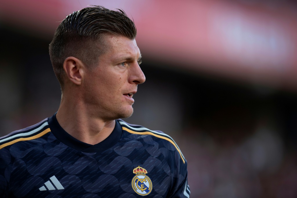 لاعب وسط ريال مدريد الدولي الالماني توني كروس خلال المباراة ضد غرناطة في الدوري الاسباني في 21 أيار/مايو 2024 (ا ف ب)