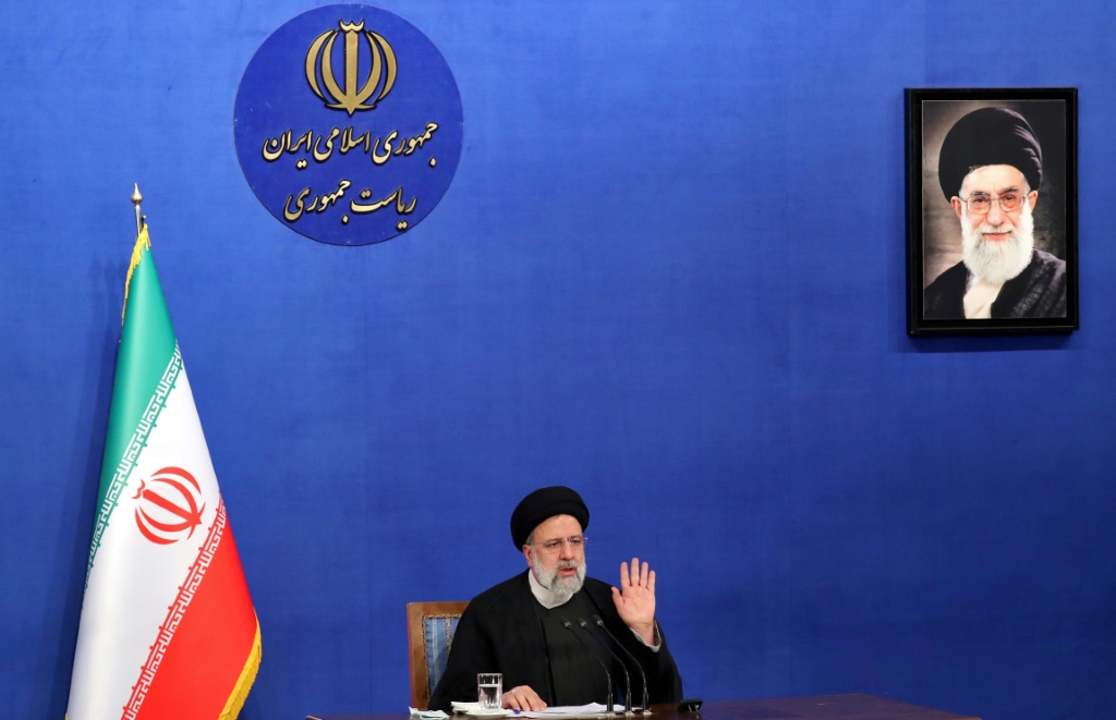 وكان ينظر إلى رئيسي على أنه خليفة محتمل لخامنئي (ا ف ب)    