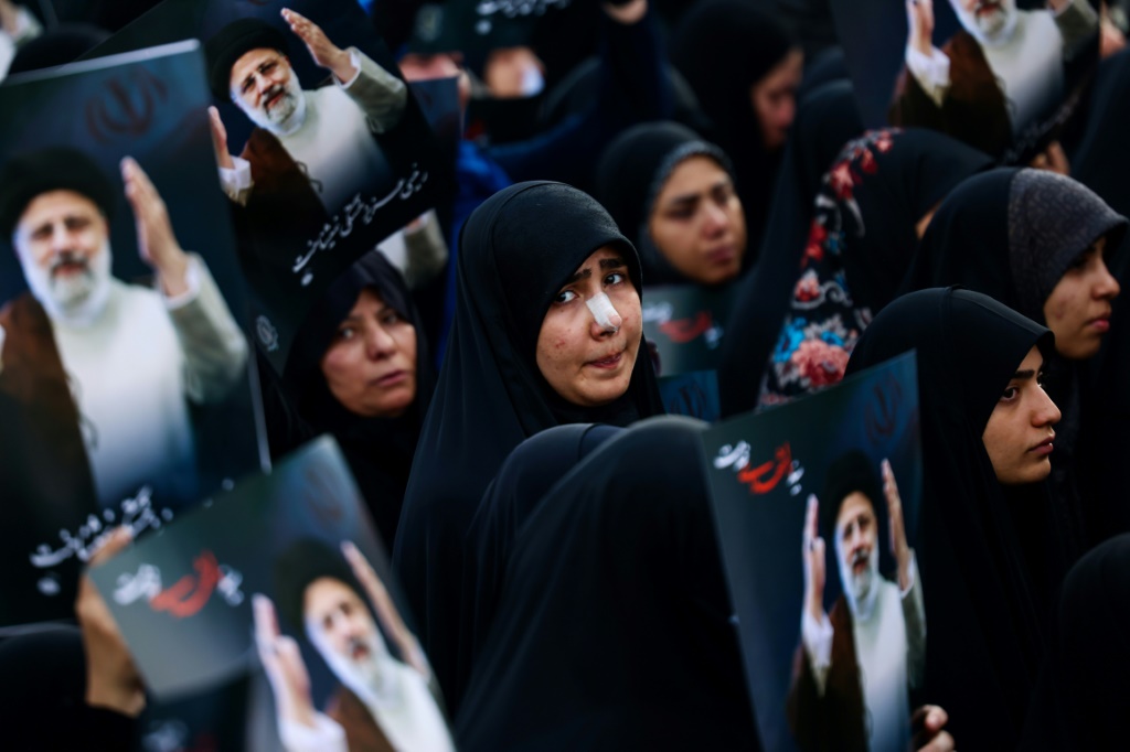  مشاركات في مسيرة تشييعية للرئيس الإيراني الراحل ابراهيم رئيسي في وسط طهران في 20 أيار/مايو 2024 (ا ف ب)