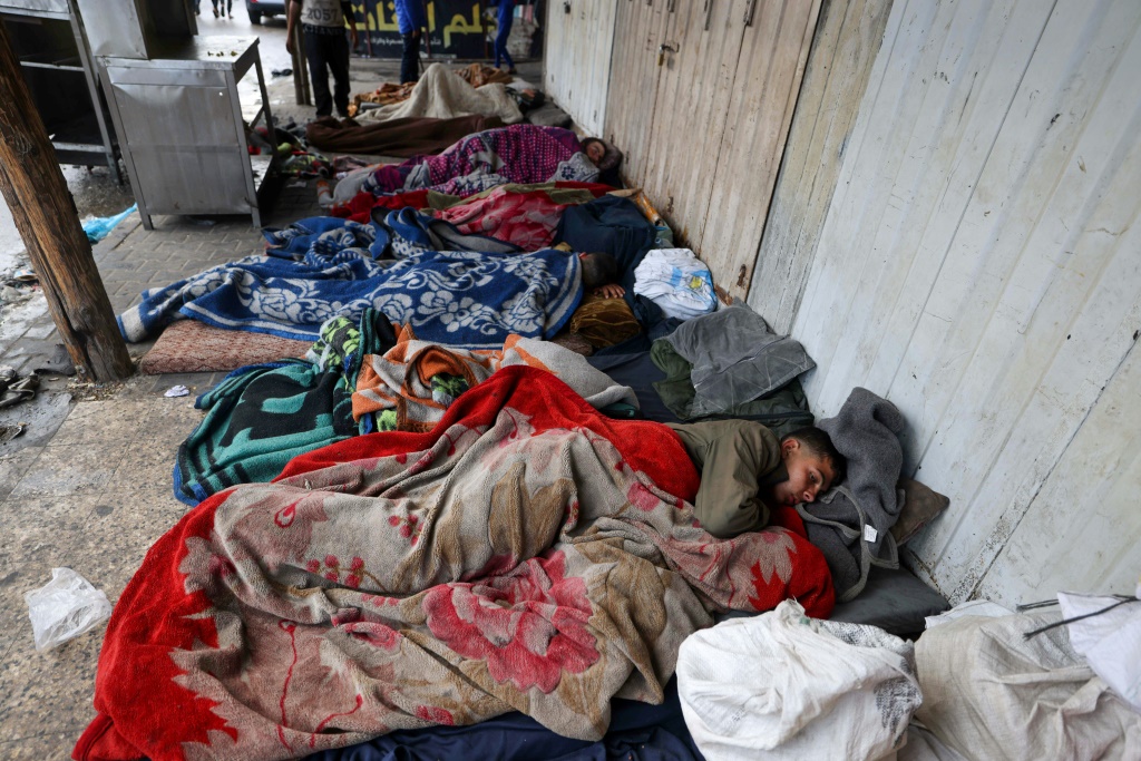 نازحون فلسطينيون ينامون في الخارج في رفح، جنوب قطاع غزة، في 10 أبريل 2024 (ا ف ب)