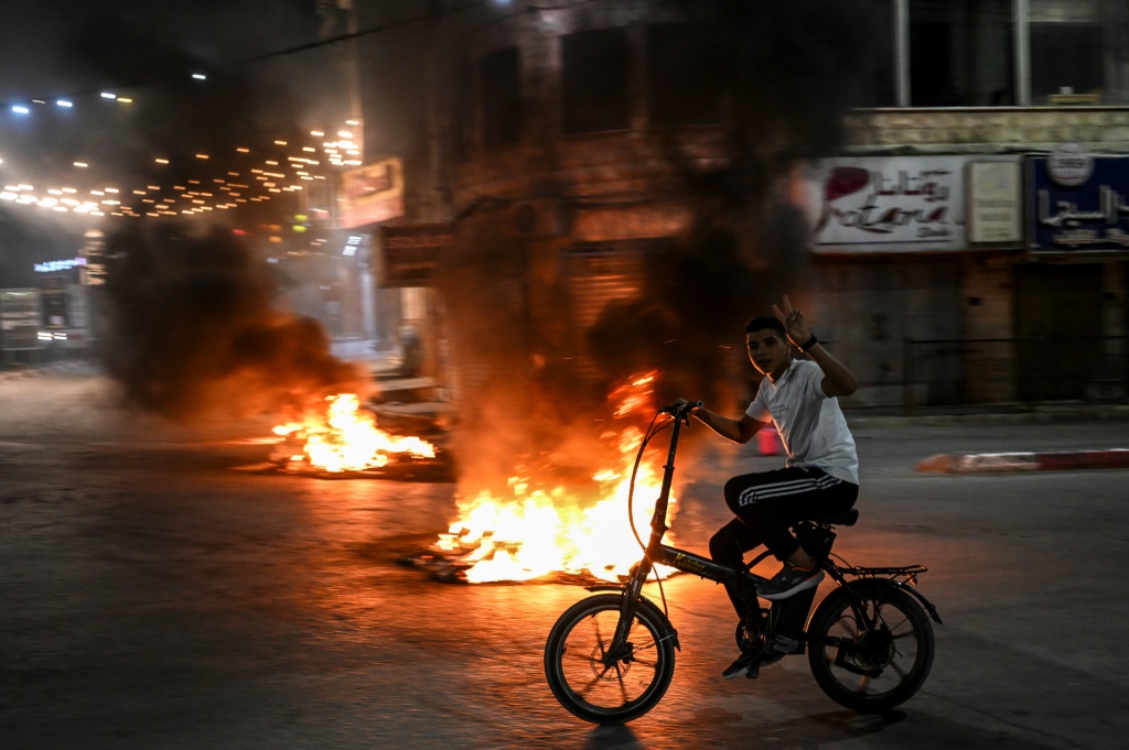 قالت وزارة الصحة الفلسطينية في رام الله إن القوات الإسرائيلية قتلت ثمانية أشخاص وأصابت نحو 20 آخرين خلال الغارة التي بدأت صباح الثلاثاء (أ ف ب)