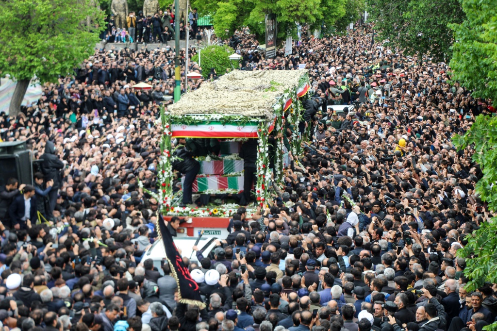 المشيعون يحتشدون في شوارع طهران لحضور الجنازة (أ ف ب)   