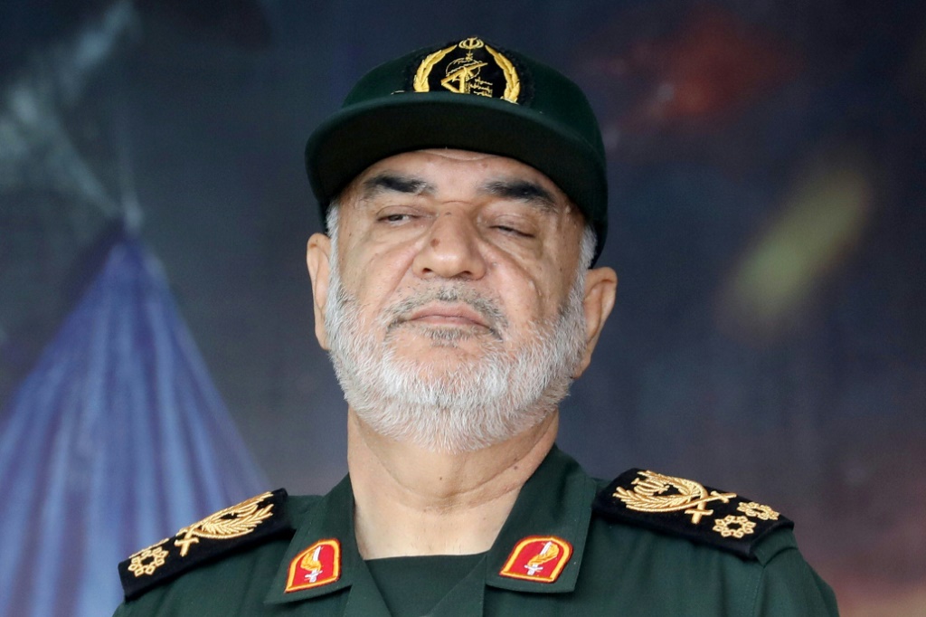 قائد الحرس الثوري الإيراني اللواء حسين سلامي خلال عرض عسكري في 17 نيسان/ابريل 2024 (أ ف ب)   